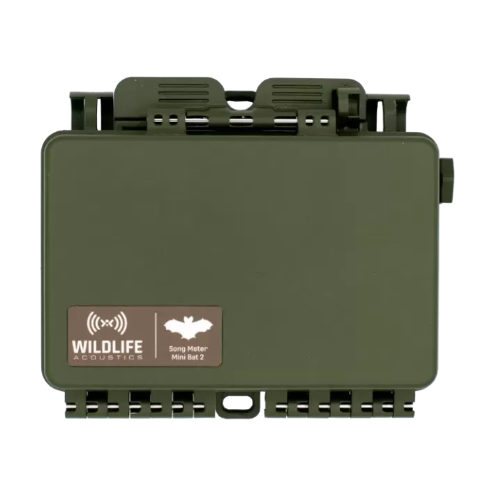 Dispositivo acústico Song Meter Mini Bat 2 empleado por Biostudios para monitoreo de murciélagos y fauna mediante análisis sonoro en evaluaciones ambientales en Chile
